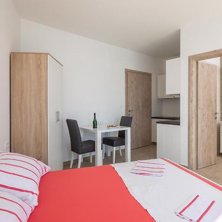 Absolute Beach Holidays Lejlighed Dugi Rat Eksteriør billede